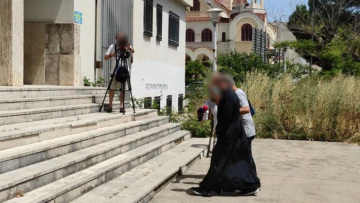 Αγρίνιο: 19χρονη βρέθηκε κρυμμένη σε ντουλάπα στο σπίτι του παπά που κατηγορείται για βιασμό