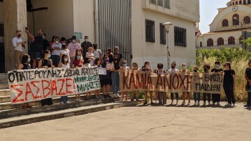 Αγρίνιο: Συγκέντρωση κατά του ιερέα που κατηγορείται για βιασμό ανηλίκων