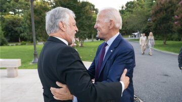 Στην Ηλεία ο στενός φίλος του Τζο Μπάιντεν, πατήρ Αλέξανδρος Καρλούτσος