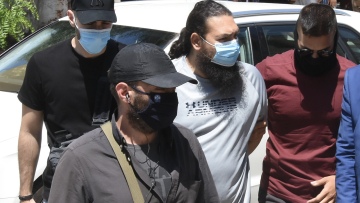 Επίθεση με βιτριόλι στη Μονή Πετράκη: Την Τρίτη στις 11 απολογείται ο ιερέας