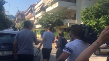 Έγκλημα στα Γλυκά Νερά: Στα χέρια της οικογένειας της Καρολάιν η μικρή Λυδία - Την παρέδωσαν οι γονείς του Αναγνωστόπουλου