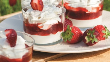 Κρέμα λευκής σοκολάτας με μαρμελάδα φράουλα
