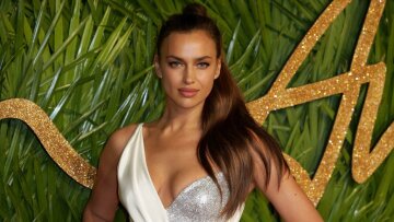 Ιρίνα Σάικ: Ποζάρει τόπλες μπροστά σε ένα ειδυλλιακό τοπίο