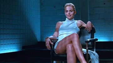 Σάρον Στόουν: Φωτογραφήθηκε φορώντας μόνο ένα T-shirt της ταινίας «Βασικό Ένστικτο» 