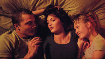 «Πώς ένα τρίο με βοήθησε να ξεπεράσω τον δύσκολο χωρισμό μου»: Μια γυναίκα αποκαλύπτει