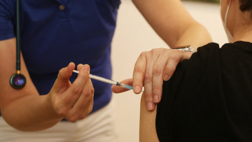 Εμβόλια εναντίον «Δέλτα» και άλλων μεταλλάξεων: Τι πρέπει να ξέρουν εμβολιασμένοι και ανεμβολίαστοι