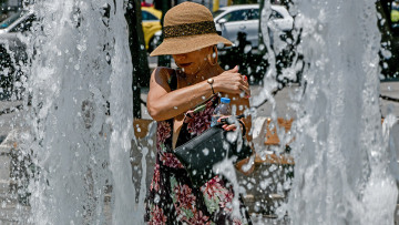 Καύσωνας σε όλη την Ελλάδα: Στο κόκκινο το θερμόμετρο και στην Αθήνα - Live χάρτης με το κύμα της ζέστης