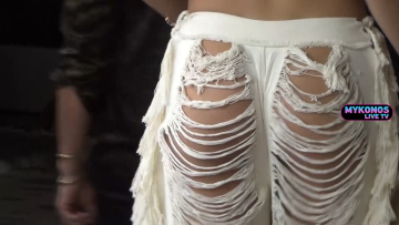 Μύκονος: Σχεδόν... γυμνές στα Ματογιάννια - Δείτε τι (δεν) φόρεσαν για να βγουν