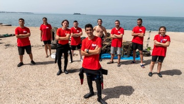 Θεσσαλονίκη: Aυτοκίνητο, μηχανάκια, ηλεκτρικά πατίνια και ποδήλατα ανασύρθηκαν από τη θάλασσα