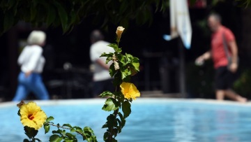 Καιρός: Σε κανονικά για την εποχή επίπεδα η θερμοκρασία αύριο Δευτέρα – Τοπικές βροχές στα βόρεια