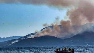 Πυρκαγιά στα Μέθανα: Καλύτερη η εικόνα, δεν εμπνέει ανησυχία, λέει η Πυροσβεστική