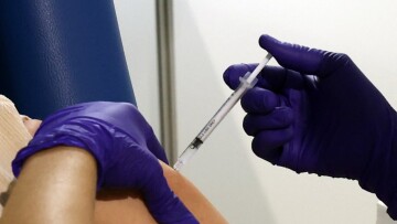 Βέλγιο: H περιφέρεια των Βρυξελλών ρίχνει στη μάχη της πειθούς των πολιτών «λεωφορείο εμβολιασμού»