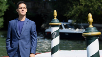 Ο Berlin του «Casa de Papel» πίνει τον φραπέ του στο κέντρο της Αθήνας