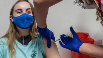 Ξεκινά εθελοντικός εμβολιασμός  για τους εφήβους 15-17 ετών με mRNA εμβόλια