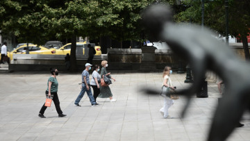 Κορωνοϊός: Ανεβαίνουν κρούσματα και θετικότητα - Σενάριο για επιστροφή της μάσκας