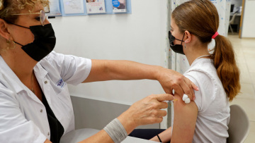 Κορωνοϊός: Γιατί η Επιτροπή είπε «ναι» στον εμβολιασμό των εφήβων 15-17 ετών