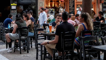 Κορωνοϊός: Μόνο για εμβολιασμένους οι κλειστοί χώροι σε εστίαση και μπαρ