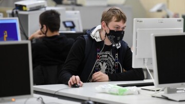 DW: Μαθητές στη Γερμανία ζητούν να εμβολιαστούν στις διακοπές