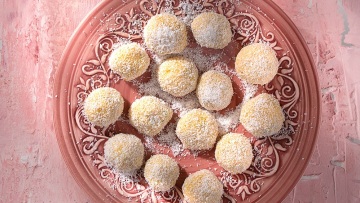 Σήμερα φτιάχνουμε γλυκό: Τρουφάκια με λευκή σοκολάτα, λάιμ και ινδοκάρυδο