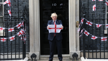 Euro 2020: Ο Μπόρις Τζόνσον διακόσμησε τη Ντάουνινγκ Στριτ με αγγλικές σημαίες ενόψει του τελικού 