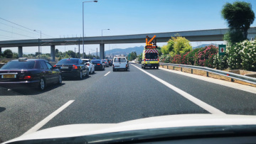 Όχημα πήρε φωτιά στην Αττική Οδό - Μεγάλες ουρές από αυτοκίνητα (βίντεο)