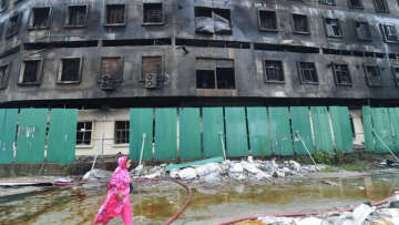 Μπαγκλαντές: Παιδιά από 11 ετών δούλευαν στο εργοστάσιο που κάηκε αφήνοντας πίσω 52 νεκρούς