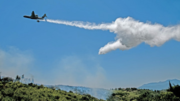 Πολλαπλά πύρινα μέτωπα: Συναγερμός στα Στύρα με μήνυμα στο 112 - Στη μάχη και το ρωσικό θηρίο Beriev