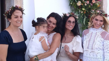 Η Ντέμι Μουρ νονά σε βάφτιση στην Κρήτη - Δείτε φωτογραφίες