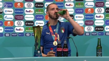 Euro 2020: Με μπίρα και αναψυκτικό ξεδίψασε ο Μπονούτσι μετά τoν αγώνα - Δείτε βίντεο