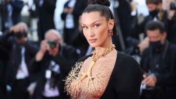 Μπέλα Χαντίντ: Μαγνήτισε όλα τα βλέμματα στις Κάννες με τις χρυσές «διακλαδώσεις» στο γυμνό της στήθος