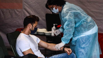 Εμβόλιο ή αναστολή εργασίας: Τι ισχύει για τον υποχρεωτικό εμβολιασμό - Ανακοινώσεις για χώρους διασκέδασης