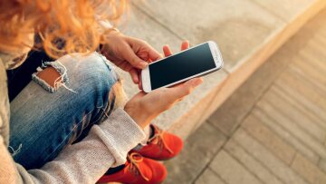 Θραύση στους Μιλένιαλ και τη γενιά Ζ κάνουν οι εφαρμογές γνωριμιών φίλων