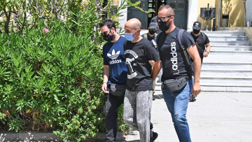 Ηλιούπολη: Τα «φορτώνει» στην 19χρονη ο προφυλακισμένος αστυνομικός - «Εκδιδόταν από τα 16 της»