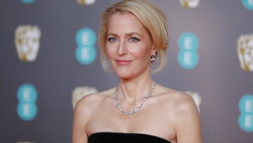 Τζίλιαν Άντερσον: Τέρμα τα σουτιέν για εμένα, κι ας φτάσουν τα στήθη μου μέχρι τον αφαλό!