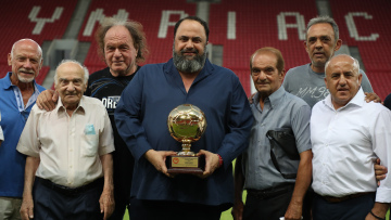 Ολυμπιακός: Ο σύνδεσμος βετεράνων βράβευσε τον Βαγγέλη Μαρινάκη