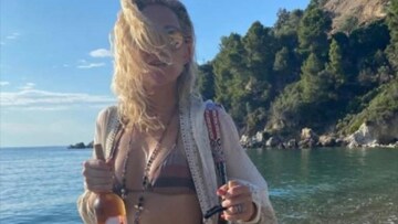 Κέιτ Χάντσον: Νέα φωτογραφία από τις διακοπές της στην Σκιάθο - Σε σκάφος με τον σύζυγο και τον γιο της