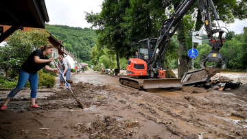 Στο έλεος της «θεομηνίας» Γερμανία και Βέλγιο - Δεκάδες οι νεκροί, ώρες αγωνίας για τους αγνοούμενους 