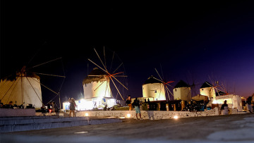 Μύκονος: Χάος στο νησί από το lockdown - Χιλιάδες ακυρώσεις