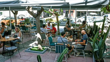 Διασκέδαση μόνο για εμβολιασμένους: Τι ισχύει για εστίαση και θεάματα