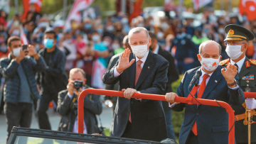 Νέες προκλήσεις Ερντογάν: Σόου με Βαρώσια και Τύμπου στην επέτειο του «Αττίλα»