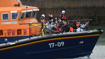 Βρετανία: Τουλάχιστον 430 μετανάστες διέσχισαν τη Μάγχη για να φτάσουν τη χώρα