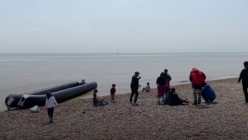 Η Βρετανία κατηγορεί τη Γαλλία ότι πολεμικό της πλοίο συνόδευσε μετανάστες στη Μάγχη