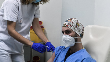 Υποχρεωτικοί εμβολιασμοί υγειονομικών: ΝΔ και ΚΙΝΑΛ υπέρ της τροπολογίας