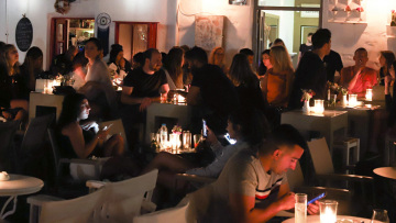 Κορωνοϊός: Οι νέοι διασπείρουν τον ιό στους ανεμβολίαστους 40 - 60 ετών