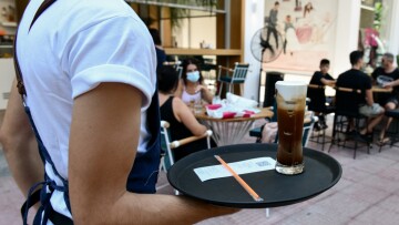 Ανεμβολίαστοι εργαζόμενοι σε εστίαση-τουρισμό: Στα 100 ευρώ η μηνιαία επιβάρυνση
