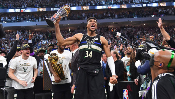 Ο Γιάννης Αντετοκούνμπο σε τρελά κέφια - Τραγουδάει Χαρά Βέρρα και εκείνη του εύχεται πάντα τέτοιες... ζημιές (Βίντεο)