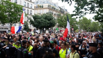 Γαλλία: Επεισόδια σε διαδήλωση εναντίον των περιοριστικών μέτρων και του εμβολιασμού στο Παρίσι