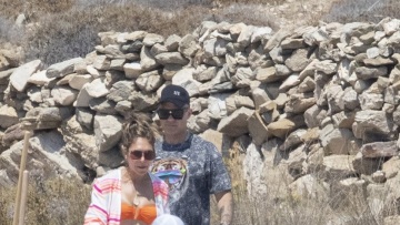 Ρόμπι Γουίλιαμς και Αΐντα Φιλντ στη Μύκονο - Φωτογραφίες από τη βόλτα τους σε παραλία του νησιού