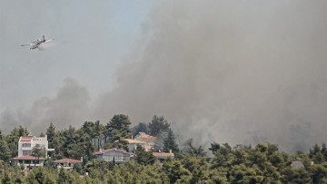 Επικίνδυνη φωτιά κοντά σε σπίτια στη Σταμάτα 
