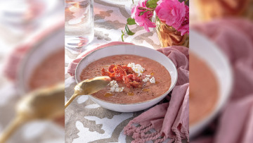 Συνταγή: Γκασπάτσο πεπονιού με ανθότυρο και προσούτο